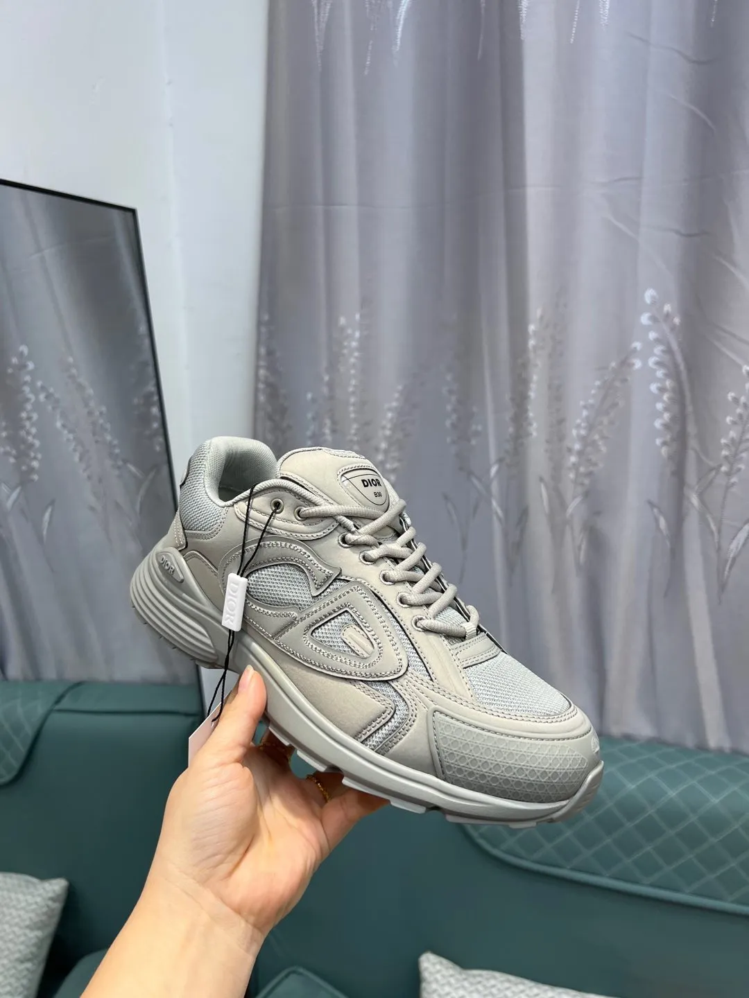 Men's shoes 💰600 high version joint model 🍸 Dior Dior The Island co-branded B30 sneakers follow the trend of the retro market and are Dad Shoes style shoes. The Dior logo on the tongue also indicates that this pair of shoes is the B30 model! B30 uses fine-textured leather and mesh cloth materials to form a shoe body. There are conspicuous letters CD on both sides of the shoe body to indicate the identity. Many lines on the shoe body outline the details, making the shoes look less monotonous and full of retro flavor. ♺ Upper: Original customized technical fabric + mesh ♺ Inner lining: Original customized breathable lining ♺ Outsole: Original molded IP foam + TPU outsole ♺ Heel height: 3.5cm ♺Code number: 39-44 (45 46 customized)